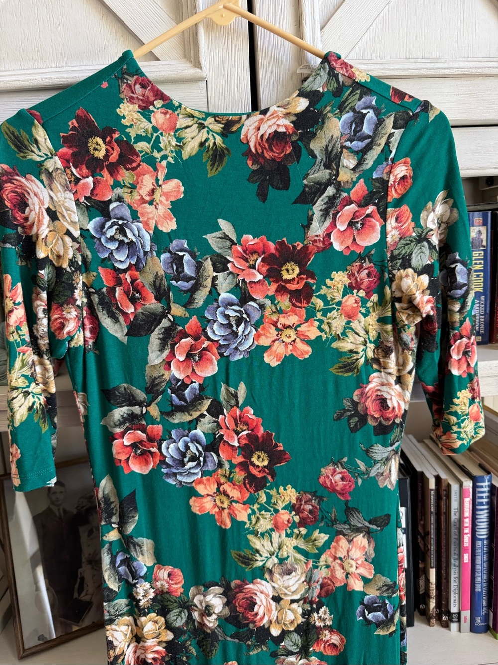 Alice + Olivia Green Floral Long Sleeve Midi Dress with Multicolor Blooms - Picture 3 of 4